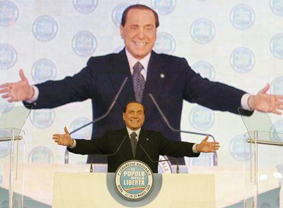 Berlusconi se dirige a sus militantes en el I Congreso del nuevo partido de la derecha italiana, ayer en Roma.