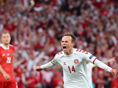 Damsgaard celebra su gol a Rusia.