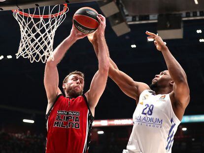 Yabusele pelea un rebote con Melli. Euroleague