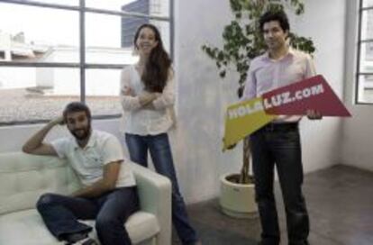Carlota Pi, junto a sus socios Oriol Vila y Ferran Nogué, en las oficinas de la compañía en Barcelona.