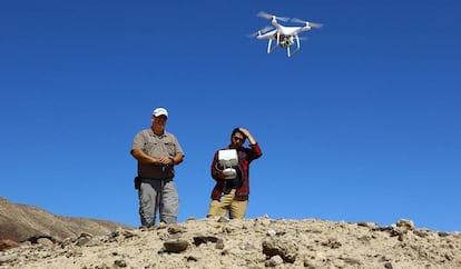 Luis Jaime Castillo (izquierda), durante un ensayo con el dron DJI hantom 4 Pro al norte de Nasca, en Perú.