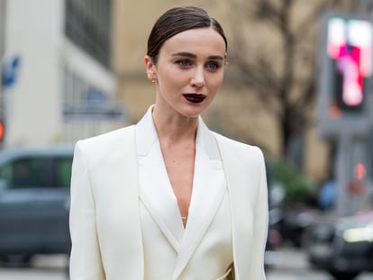 Detalle de unos labios oscuros vistos entre las participantes de la semana de la moda de París 2022. Christian Vierig/GETTY IMAGES.