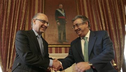 El ministro de Hacienda Cristobal Montoro y el ex presidente de la FEMP, Juan Ignacio Zoido, en la presentaci&oacute;n del plan de proveedores. 