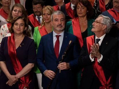 Ada Colau, Jaume Collboni y Xavier Trias, en la escalinata noble del Ayuntamiento de Barcelona en junio pasado, el día de la investidura del socialista como alcalde.