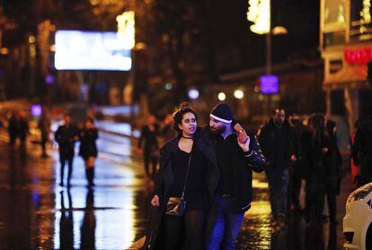 Uns joves abandonen la discoteca després de l'atac a Istanbul.