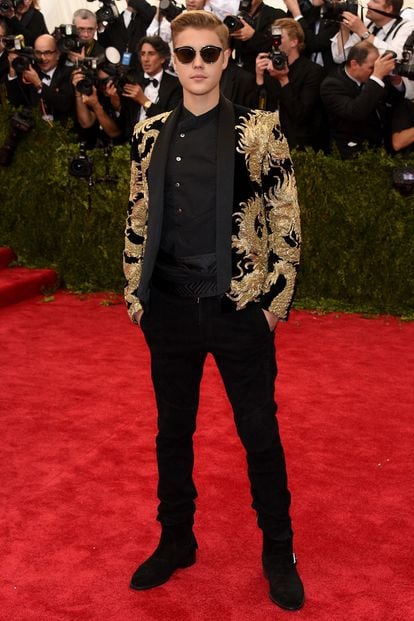 Justin Bieber se decantó por el total look negro para dar todo el protagonismo a su chaqueta dorada de dragones. Lo firma Balmain.