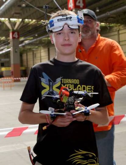 Luke Vannisteur posa con su dron en la presentación de la feria Expodrónica.