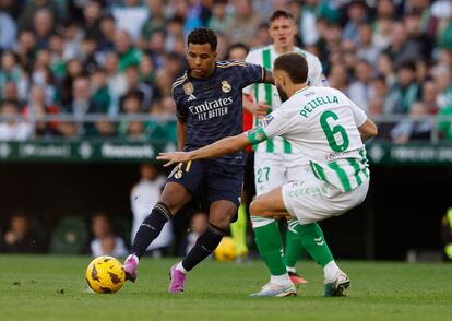 Rodrygo, ante Pezzella.