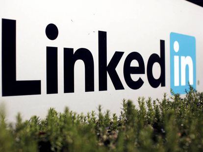 El logo de LinkedIn en la sede de California.