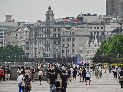 Cientos de personas en Shanghái celebran este miércoles el fin del confinamiento paseando junto al río Huangpu.