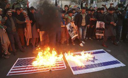 Musulmanes chiítas protestan contra el asesinato del general iraní Soleimani, quemando banderas de EE UU e Israel, en Karachi (Pakistán), este viernes pasado.