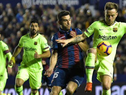 Rakitic protege el balón ante Postigo.