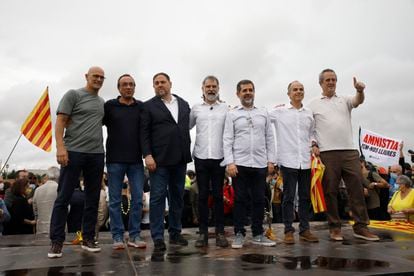 De izquierda a derecha, Raül Romeva, Josep Rull, Oriol Junqueras, Jordi Cuixart, Jordi Sànchez, Jordi Turul y Joaquim Forn, siete de los líderes independentistas indultados por el Gobierno, el pasado junio.
