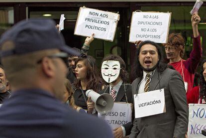 Protesta en Pontevedra durante una reunión de presidentes de Diputaciones del PP el 17 de julio pasado.