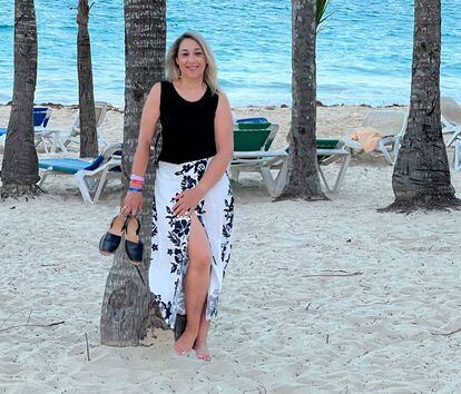 Carmen González, en noviembre de 2022 en Punta Cana (República Dominicana), una de las primeras veces que fue a una playa tras desaparecer las placas de psoriasis que siempre tuvo en las piernas.