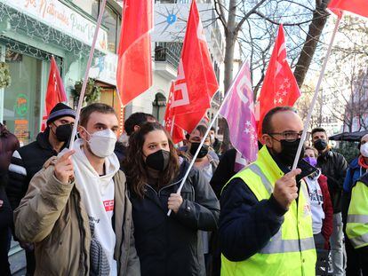 Un grupo de trabajadores se manifiesta en Madrid por la decisión de la empresa francesa Schneider Electric de deslocalizar la producción de la fábrica de Griñón. 
Cézaro De Luca / Europa Press