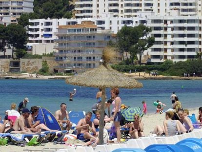 Turistas en una playa en Mallorca.