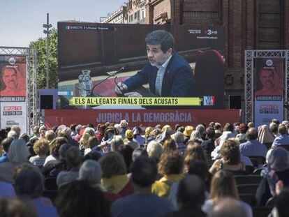 Pantalles al carrer amb l'últim al·legat de Jordi Sánchez al judici.