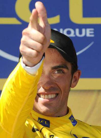 Alberto Contador, en el podio del Tour.