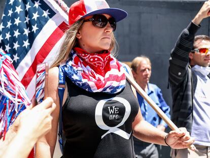 Manifestantes de la teoría de la conspiración QAnon protestan contra la indicación de quedarse en casa, el 1 de mayo de 2020 en San Diego, California.