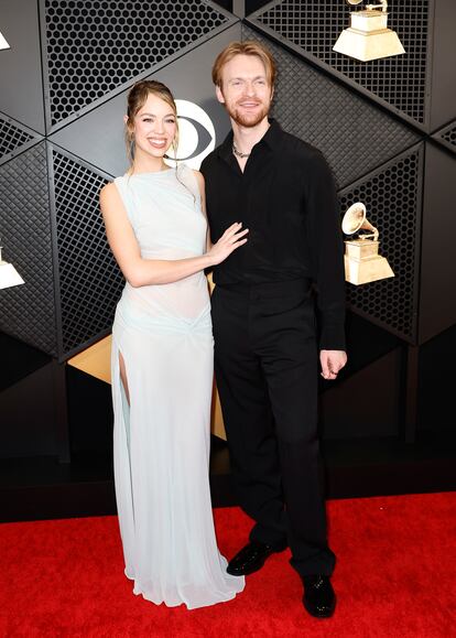 Claudia Sulewski y FINNEAS  a su llegada a la alfombra roja.