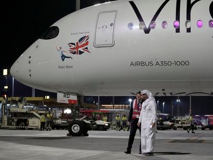 Inglaterra llegó a Qatar en un avión llamado Rain Bow (arcoíris), decorado con el dibujo de un icono LGTBI.