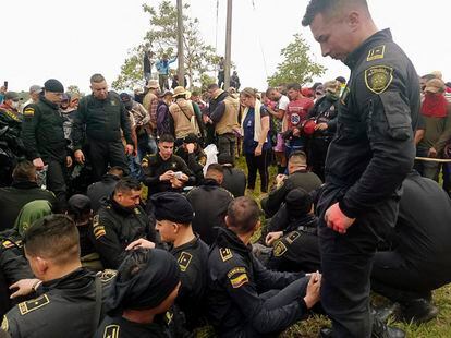 Los policías retenidos por los manifestantes en el Caguán, Caquetá.