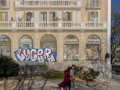 Un grafitero ha pintado sobre parte del mural Balcons de Barcelona en la plaza Pablo Neruda.