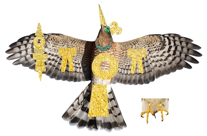Arqueólogos hallan dos gavilanes vestidos con ornamentos de turquesa y oro, vinculados con Huitzilopochtli, dios de la guerra.