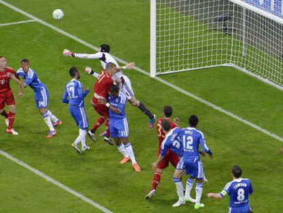 Ocho jugadores del Chelsea y tres del Bayern en el área inglesa.