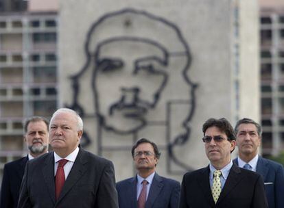 El ministro de Exteriores, Miguel Ángel Moratinos, junto a su homólogo cubano, Bruno Rodríguez, durante su reciente visita a la isla.
