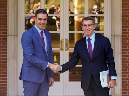 El presidente de Gobierno, Pedro Sánchez, recibe al nuevo presidente del PP, Alberto Núñez Feijóo, este jueves en el palacio de La Moncloa.