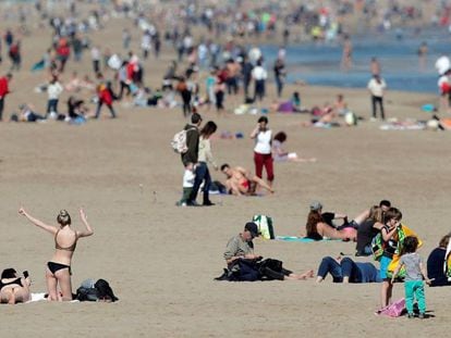 Un gran número de personas se ha acercado a la playa de la Malvarrosa para disfrutar del día soleado y de las altas temperaturas que se viven en este último fin de semana de febrero.