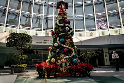 El árbol de Navidad del Senado decorado con una serpiente que representa a Quetzalcóatl.