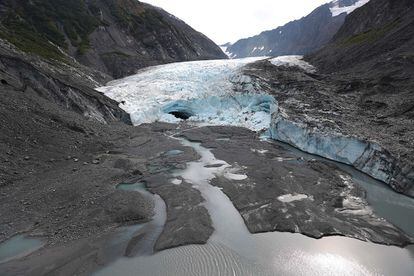 Un terminal de glaciares en las montañas de Kenai, cerca de Primrose (Alaska), el 6 de septiembre de 2019. Los científicos del Servicio Geológico de EE UU han estudiado los glaciares en el área desde 1966 y sus estudios muestran que el calentamiento climático ha resultado en una pérdida sostenida de masa glaciar a medida que el derretimiento supera la acumulación de nieve.