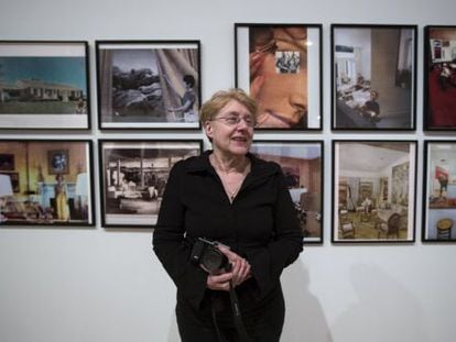 Martha Rosler, frente a una de las series de sus fotomontajes que se exponen desde ayer en el Instituto Valenciano de Arte Moderno. 