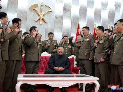 El líder norcoreano, Kim Jong-un, posaba este domingo junto a altos cargos militares tras regalarles pistolas conmemorativas.