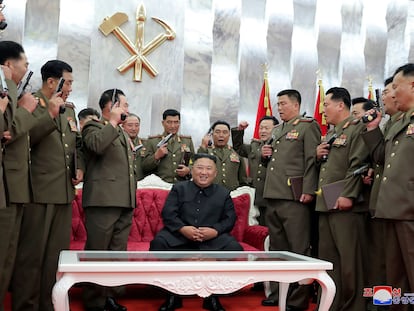 El líder norcoreano, Kim Jong-un, posaba este domingo junto a altos cargos militares tras regalarles pistolas conmemorativas.