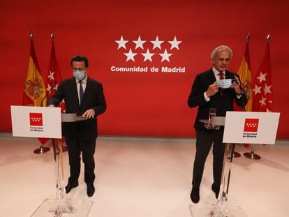 Los consejeros de Hacienda y Sanidad de la Comunidad de Madrid, Javier Fernández-Lasquetty y Enrique Escudero, durante una rueda de prensa el 18 de febrero para explicar el negocio de Tomás Díaz Ayuso.