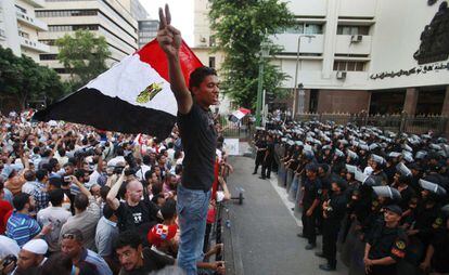 Los manifestantes también se han concentrado frente a la sede del Parlamento, disuelto por la junta militar tras un controvertido fallo del Tribunal Constitucional.