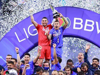 Jesús Corona y Julio César Domínguez celebran el título del Cruz Azul, en el estadio Azteca.