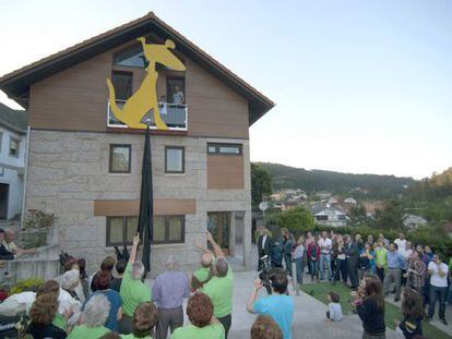 Vecinos de Cans descubren el s&iacute;mbolo del festival en su jornada de apertura 