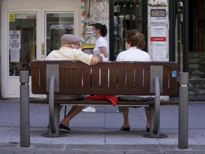 Una pareja de ancianos, el 27 de julio en Madrid.