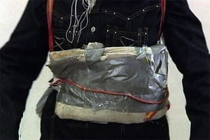 La presunta terrorista exhibe un cinturón de explosivos adosado a su cintura durante su confesión televisiva.
