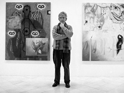 El pintor Chema Cobo, en la galería Miguel Marcos de Barcelona, en 2001.