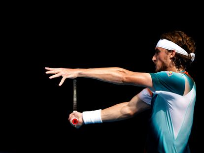 Tsitsipas golpea la pelota durante el cruce del miércoles contra Sinner.