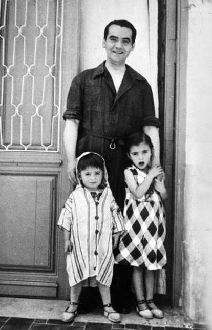 García Lorca con sus sobrinas, en 1935.