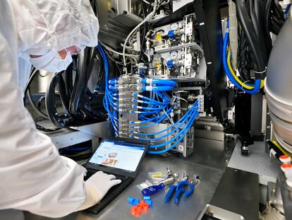 Ensamblaje de una máquina de la compañía holandesa de semiconductores ASML.