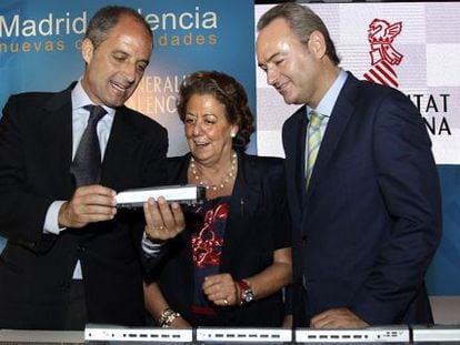 El expresidente Francisco Camps, a la izquierda, con su sucesor Alberto Fabra y la alcaldesa de Valencia, Rita Barberá, en una imagen de archivo.
