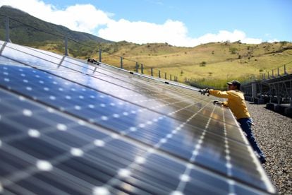 Un trabajador limpia los paneles en un parque de energía solar administrado por el Instituto Costarricense de Electricidad (ICE).